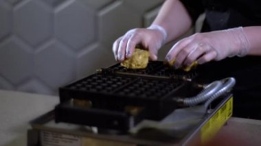 Hamur bir tost makinesi dökülür / fırın hamur için waffle