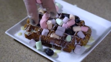 Kahvaltıda gözleme / dondurma ve tatlılar ile waffle