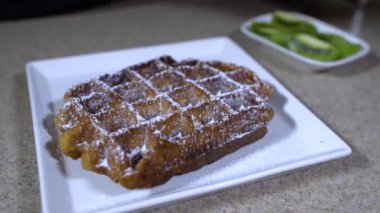 Pudra şekeri waffle sprinkles / ile sıcak waffle pudra şekeri serpilir