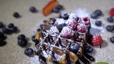 Ahududu ve yaban mersini ile lezzetli tatil gofret / waffle çilek ve tatlı tozu ile