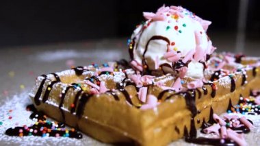 Kahvaltıda gözleme / dondurma ve tatlılar ile waffle