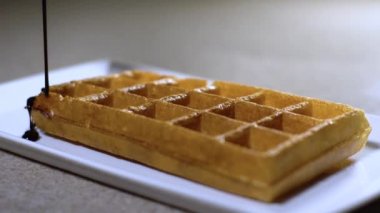 bal ve üzerinde gofret çikolata damla / gofret bal ve çikolata