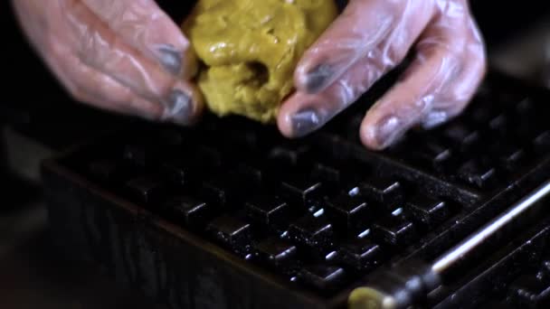 Tésztát Egy Waffle Vas Öntenek Gofri Tészta Sütés — Stock videók