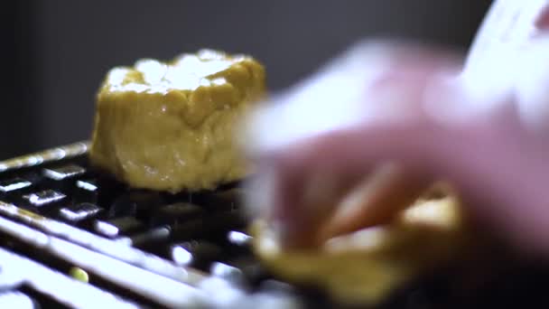 Het Deeg Wordt Gegoten Een Wafelijzer Bakken Deeg Voor Wafels — Stockvideo