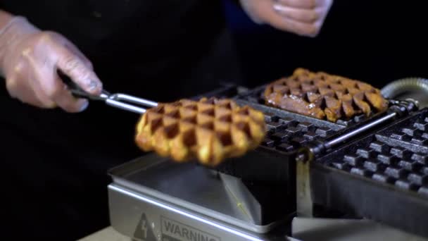 Waffles São Retirados Ferro Waffle Waffles Cozidos — Vídeo de Stock