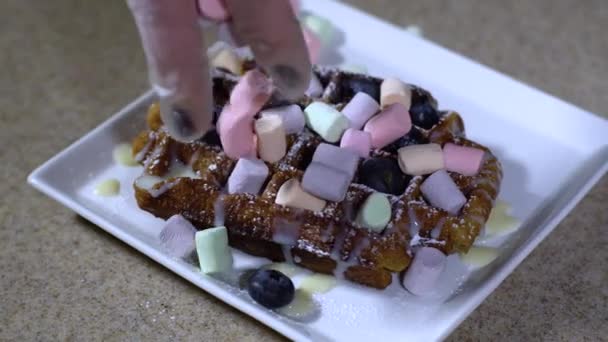 Gaufres Pour Petit Déjeuner Gaufres Avec Glace Bonbons — Video