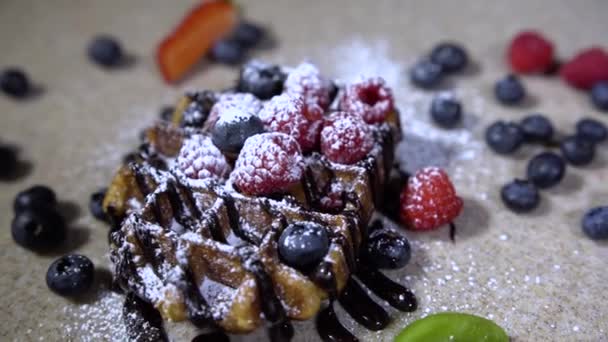 Bolachas Deliciosas Com Framboesas Mirtilos Waffles Com Bagas Doce — Vídeo de Stock