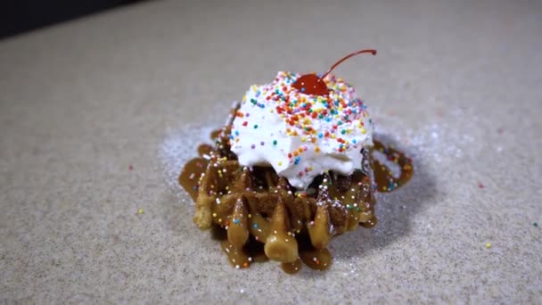 Kahvaltıda Gözleme Dondurma Tatlılar Ile Waffle — Stok video