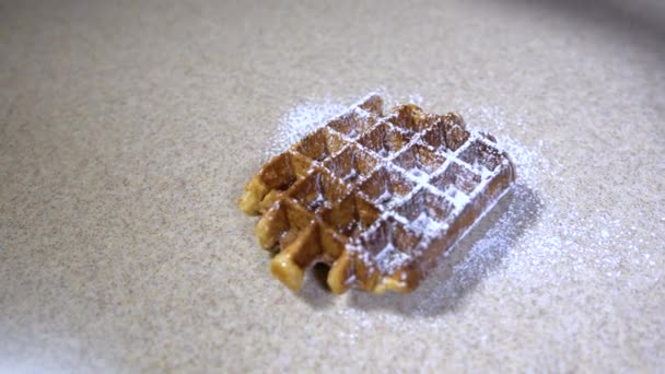 Puderzucker Bestreut Waffeln Bestreut Mit Puderzucker Heiße Waffeln — Stockvideo