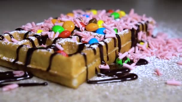 Waffeln Zum Frühstück Waffeln Mit Eis Und Süßigkeiten — Stockvideo