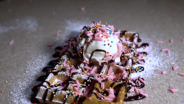 Waffeln Zum Frühstück Waffeln Mit Eis Und Süßigkeiten — Stockvideo