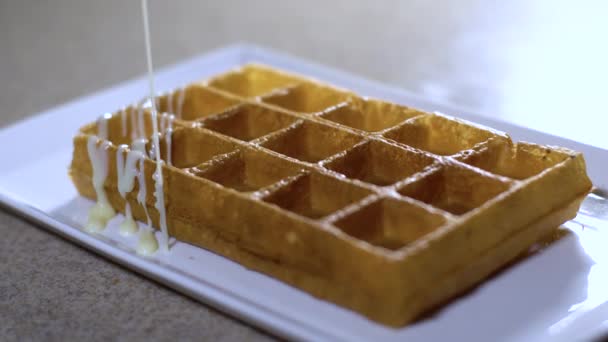 蜂蜜和巧克力在晶片 晶片上滴蜜和巧克力 — 图库视频影像