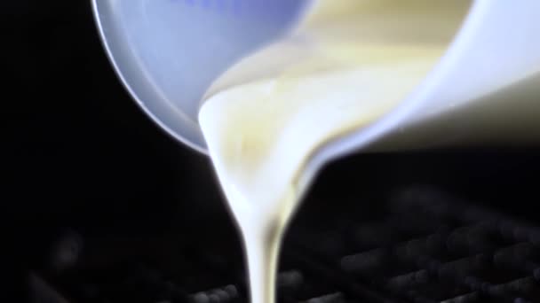 Les gaufres sont tirées d'un gaufrier / gaufres cuites 