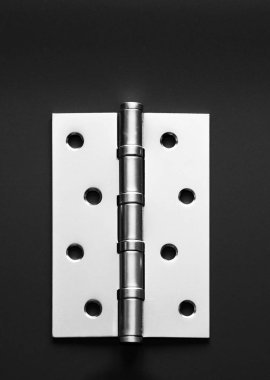 Kapı menteşeleri, kapıyı tutun, siyah arka planda.