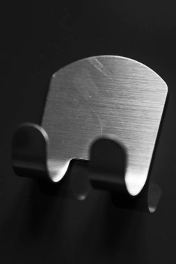 Havlu kancaları, elbise askılığı, siyah arka planda.