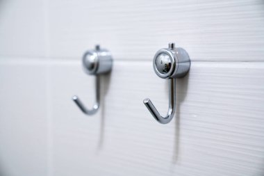 Havlu kancaları, elbise askılığı, beyaz arka planda.