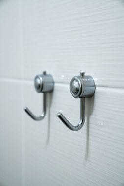 Havlu kancaları, elbise askılığı, beyaz arka planda.