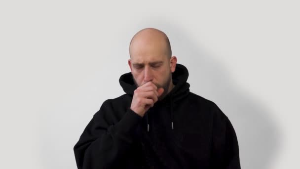 一个留着胡子的男人咳嗽着，戴着医疗面具，戴着白色的背景，孤立的，科罗纳病毒，科罗纳病毒 — 图库视频影像