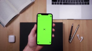 Masaüstü arka planında bir kitap ve kamera ile akıllı telefon