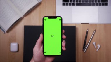 Masaüstü arka planında bir kitap ve kamera ile akıllı telefon