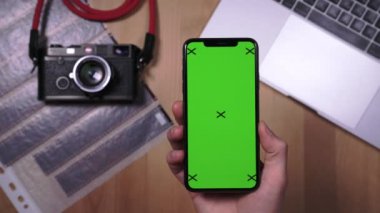 Masaüstü arka planında bir kitap ve kamera ile akıllı telefon