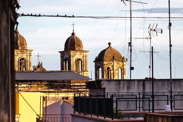 Vista Desde Techo Cables Antenas Cúpula Iglesia Sobre Cielo Azul — Foto de Stock