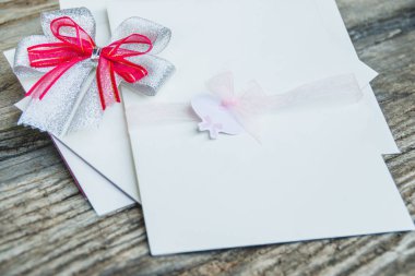 Düğün davetiye kartı bir tahta üzerinde yalan karton işçiliği