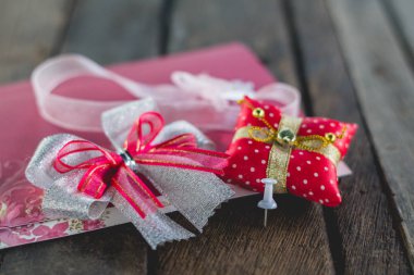 Düğün davetiye kartı bir tahta üzerinde yalan karton işçiliği