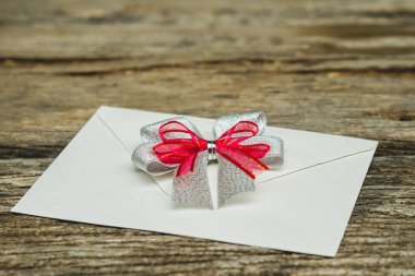 Düğün davetiye kartı bir tahta üzerinde yalan karton işçiliği