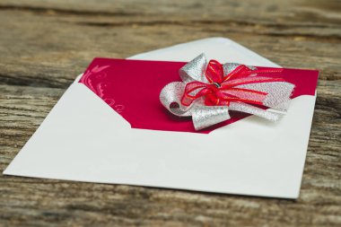 Düğün davetiye kartı bir tahta üzerinde yalan karton işçiliği