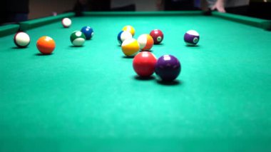 Tüm Havuzu Tablo görünümünü Bilardo oyuncu göndermek güçlü atış ve isabetsiz okuma sayısı