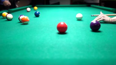 Tüm Havuzu Tablo görünümünü Bilardo oyuncu göndermek güçlü atış ve isabetsiz okuma sayısı