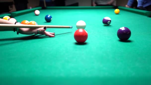 Au-dessus de la vue de la table de billard entière, le joueur de billard envoie un tir puissant et manque — Video