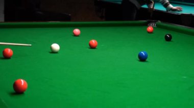 A Snooker oyuncusu topa vuruyor ve kaçırdı 