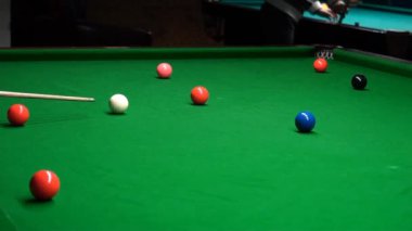 Yukarıda bir delik ve yavaş hareket isabet bir Snooker oyuncusu görüntüleri kapat