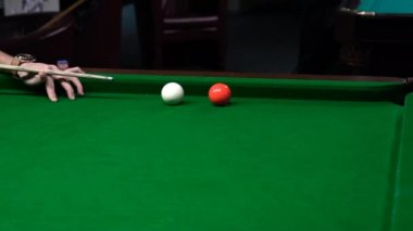 Yukarıda bir delik ve isabet bir Snooker oyuncusu görüntüleri kapat