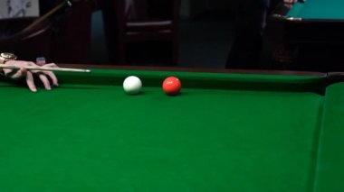 Yukarıda bir delik ve yavaş hareket isabet bir Snooker oyuncusu görüntüleri kapat