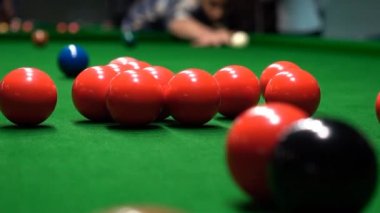Bir Snooker oyuncusu topa vurur ve delik özlüyor