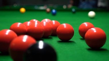 Görüntüleri bir satırda birkaç puan yapma bir Snooker oyuncusu