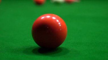 A görüntülerini dostum oynarken Snooker, Kırmızı Top Hits ama delik özlüyor