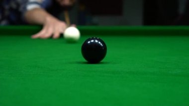 Görüntüleri bir satırda birkaç puan yapma bir Snooker oyuncusu