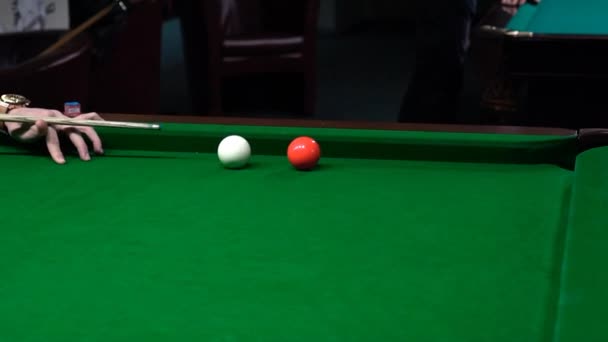 Közelről felett egy lyuk, és A Snooker játékos ütő lassított felvétel — Stock videók