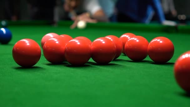 Görüntüleri bir satırda birkaç puan yapma bir Snooker oyuncusu — Stok video