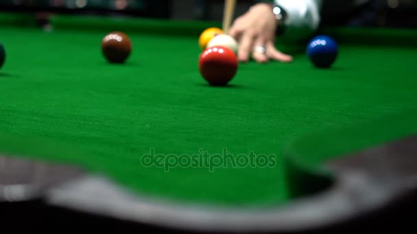 Közelről felett egy lyuk, és A Snooker játékos ütő lassított felvétel — Stock videók