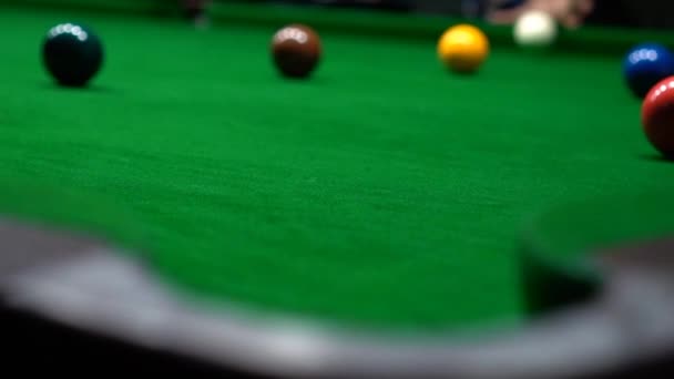 Yukarıda bir delik ve yavaş hareket isabet bir Snooker oyuncusu görüntüleri kapat — Stok video