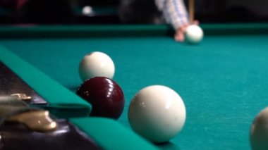 Rus Bilardo, top cep ağır çekimde alır
