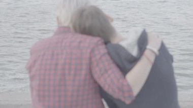 Kadın Hugs, açık havada ağır çekim