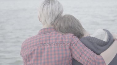 Kadın Hugs, açık havada ağır çekim