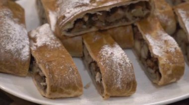 Elmalı turta (Viyana Strudel) dondurma yavaş hareket ile