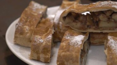 Elmalı turta (Viyana Strudel) dondurma yavaş hareket ile
